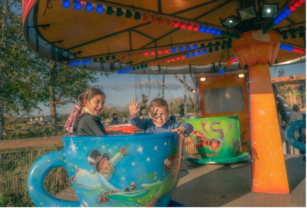 kids in teacup ride